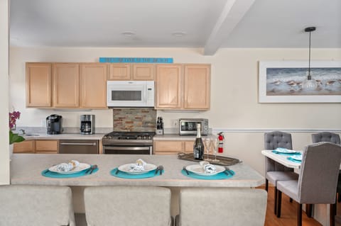 Seat 11 for dinner with 8 at the table and 3 at the peninsula.