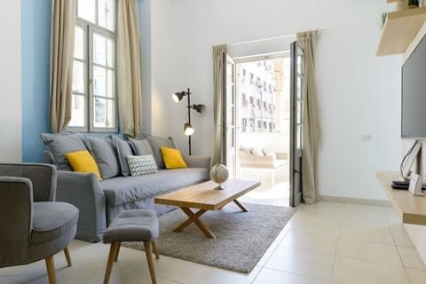 Apartment | Living room | Flat-screen TV