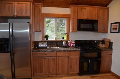 Fully equipped gourmet kitchen