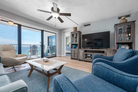 Living Room w balcony