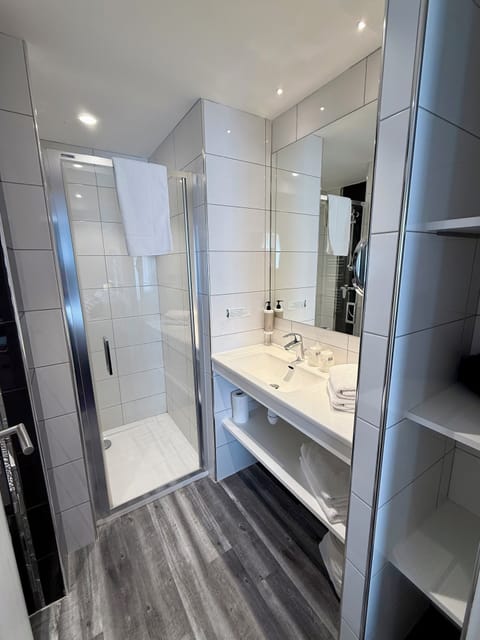 Room (Prestige) | Bathroom | Free toiletries, hair dryer, towels