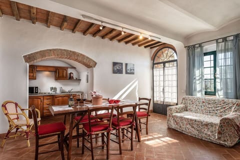 agriturismo-la-papessa-chianti-san-donato-farmhouse-azalea-living-room-kitchen