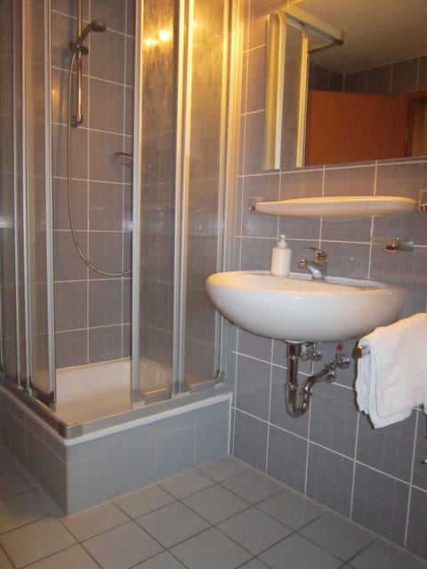 Basic Single Room | Bathroom | Shower, hair dryer, towels