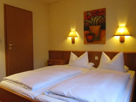 Basic Double Room | Desk, free WiFi, bed sheets