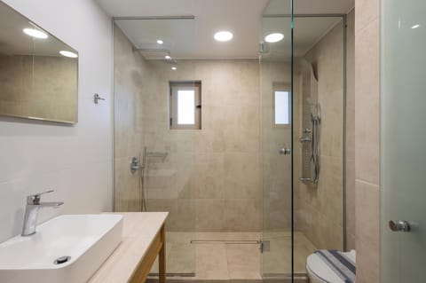 Room | Bathroom | Hair dryer, towels, soap, shampoo