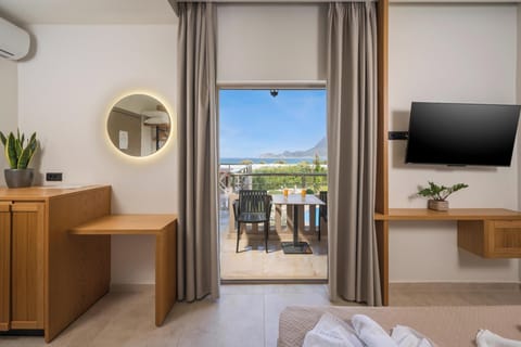 Double Room (4) | In-room safe, soundproofing, iron/ironing board, free WiFi