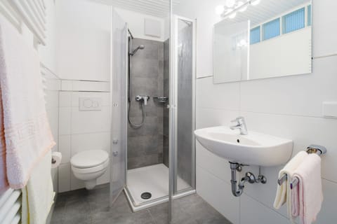 Basic Double Room | Bathroom | Shower, towels