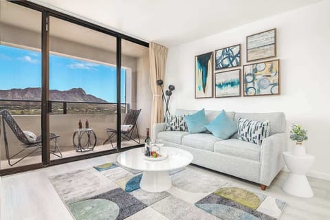 Your living area has a pull-out sleeper sofa, a coffee table, a 65'' Samsung Smart TV, and a Diamond Head view.