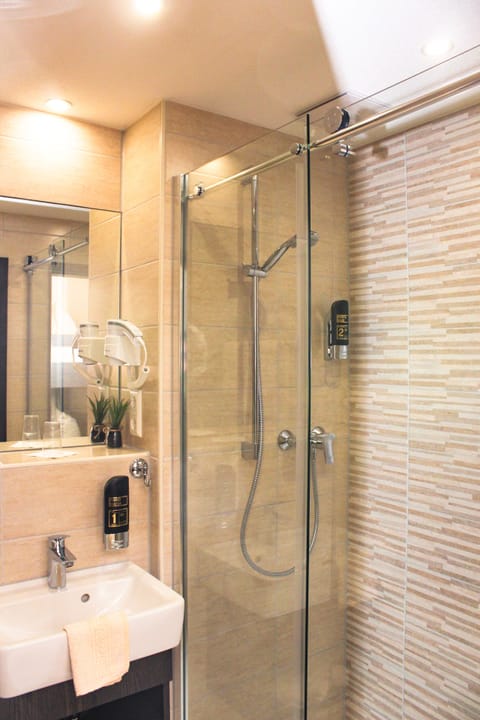 Room (Gruppe Standard) | Bathroom | Shower, free toiletries, hair dryer, towels