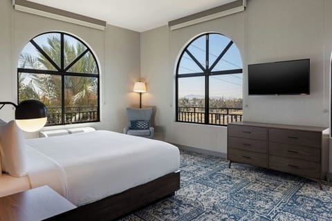 Suite, 1 King Bed with Sofa bed | Hypo-allergenic bedding, pillowtop beds, in-room safe, desk