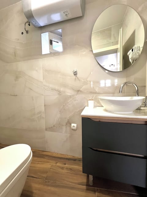 Shower, rainfall showerhead, free toiletries, hair dryer