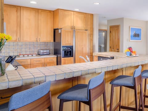 Kitchen Breakfast Bar