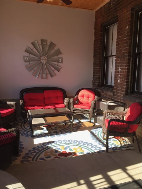 Screened porch for units 4 and 5