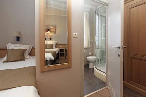 Premium bedding, in-room safe, desk, cribs/infant beds