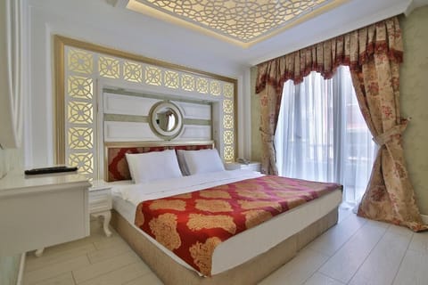 Queen Room With Small Balcony | Egyptian cotton sheets, premium bedding, minibar, in-room safe