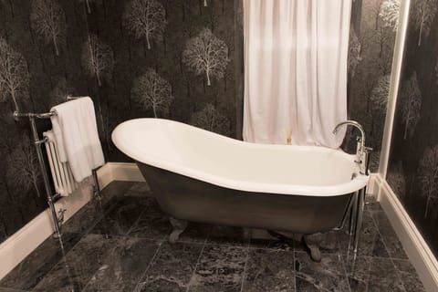 Deep soaking bathtub