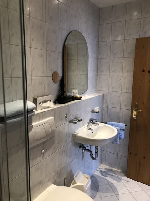 Family Room | Bathroom | Shower, free toiletries, hair dryer, towels