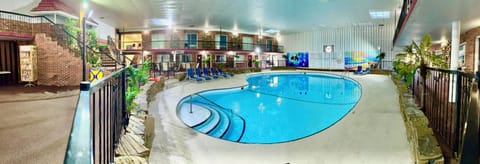 Indoor pool, sun loungers