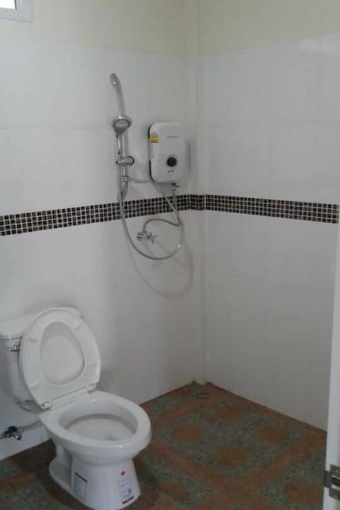 Shower, free toiletries, towels