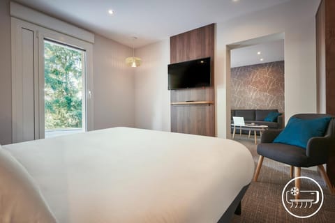 Junior Suite, 1 King Bed | Laptop workspace, soundproofing, free cribs/infant beds, free WiFi