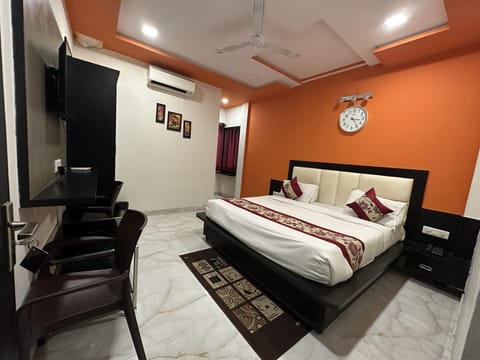 Family Room | Egyptian cotton sheets, premium bedding, WiFi (free), bed sheets