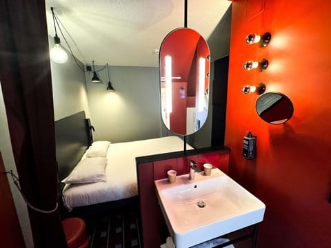 Standard Room, 1 Double Bed | Premium bedding, pillowtop beds, desk, iron/ironing board (on request)