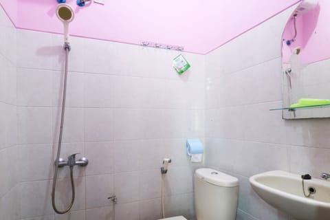 Standard Room | Bathroom | Shower, free toiletries, towels