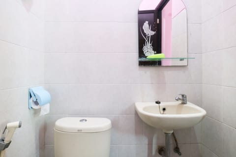 Standard Room | Bathroom | Shower, free toiletries, towels