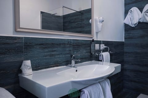 Junior Suite, Sea View | Bathroom | Free toiletries, hair dryer, bidet, towels