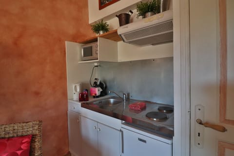 Triple Room (Cascade) | Private kitchenette | Shared fridge, microwave, espresso maker, coffee/tea maker