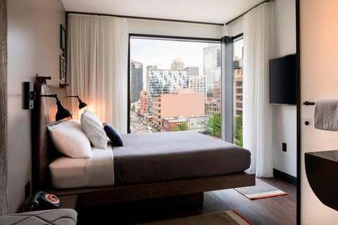 Room, 1 Queen Bed, City View (Corner) | Egyptian cotton sheets, premium bedding, pillowtop beds