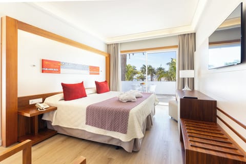 Minibar, in-room safe, desk, iron/ironing board