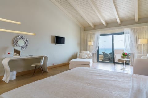 Premium Suite with Sea View | Living area | 26-inch LCD TV with satellite channels, TV, books