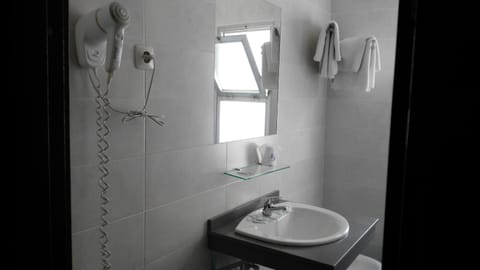 Triple Room | Bathroom | Deep soaking tub, designer toiletries, hair dryer, bidet