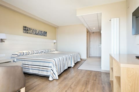 Minibar, in-room safe, desk, WiFi (free)