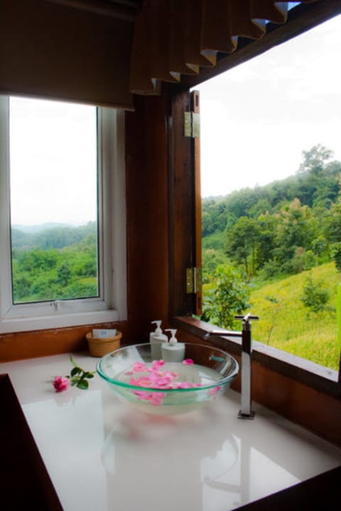 Deluxe Room | Bathroom sink
