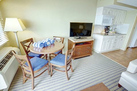 Cozy Livingroom with Dining