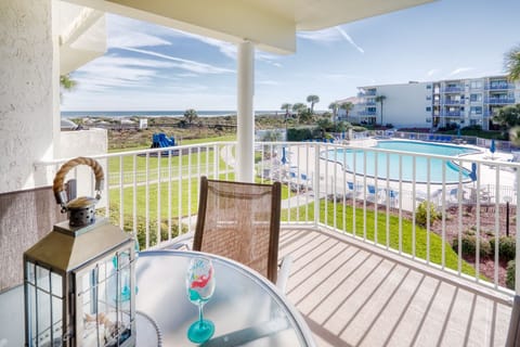 Balcony View - Ocean view balcony features a table with seating for four and an electric grill for outdoor barbequing. Perfect spot to relax and unwind!