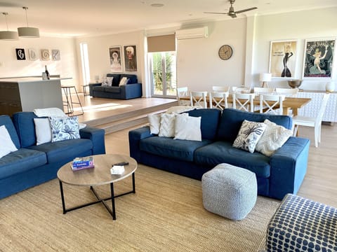 A beautiful stylish space place to relax with family and friends. 
