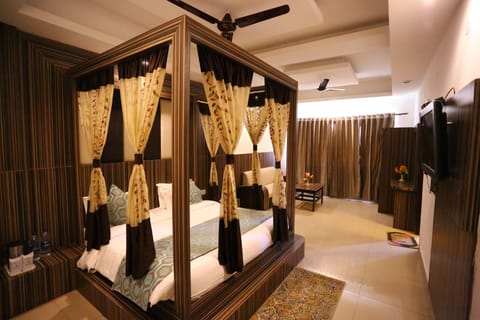 Honeymoon Suite, Hill View | Premium bedding, desk, soundproofing, rollaway beds