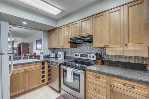 New dishwasher and glass topped range. Very well-equipped unit.