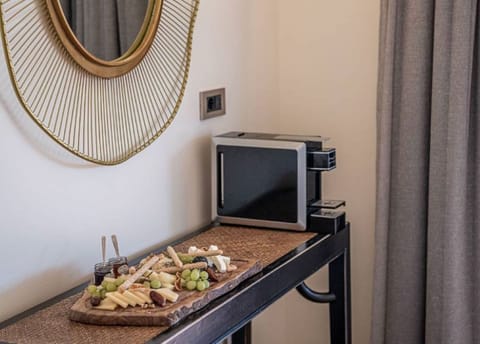 Honeymoon Suite with Outdoor Hot Tub & Sea View | Coffee and/or coffee maker