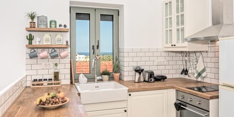 House, 3 Bedrooms | Private kitchen | Full-size fridge, oven, stovetop, coffee/tea maker