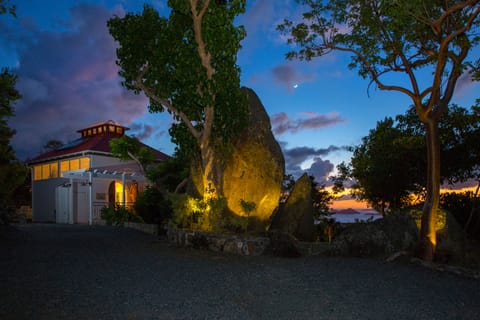A perfect island evening at Villa Mangaade.