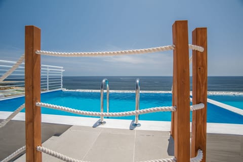 Private Pool with direct sea views 