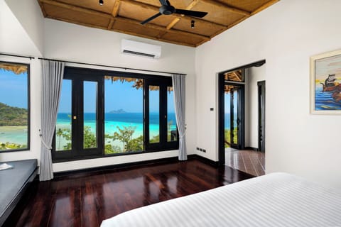 Minibar, in-room safe, desk, laptop workspace