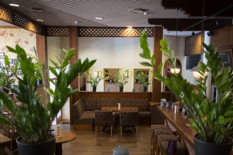3 restaurants; breakfast, lunch, and dinner served