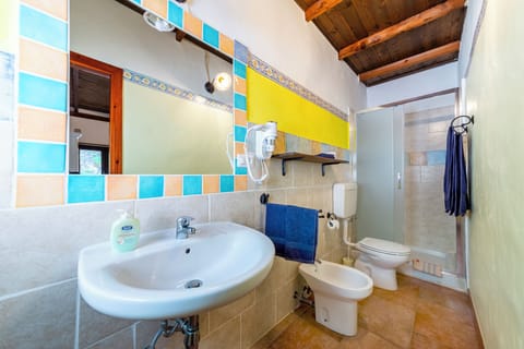 Triple Room | Bathroom | Shower, free toiletries, hair dryer, bidet