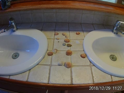 Triple Room | Bathroom | Free toiletries, hair dryer, bidet, towels