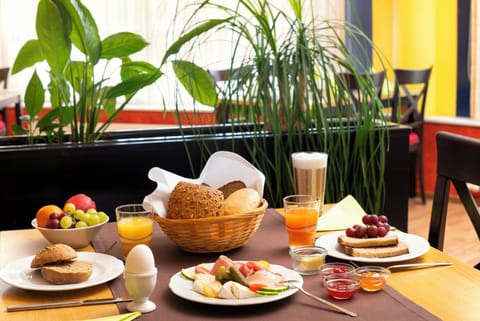 Daily buffet breakfast for a fee